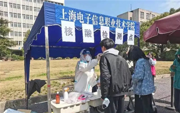 上海電子信息職業(yè)技術(shù)學(xué)院:迅即響應(yīng) 扎牢"網(wǎng)格" 溫暖有序 共同防疫